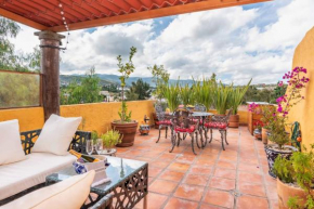 2bd Charming Colonial Home With Terrace View